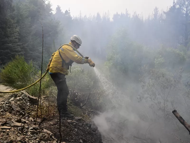 El Gobierno del Chubut refuerza el operativo con brigadistas, medios a&eacute;reos y apoyo interprovincial