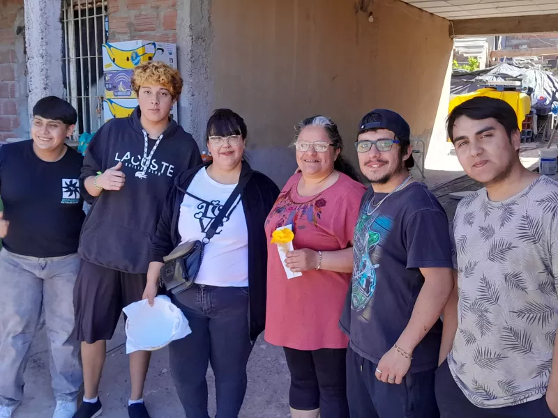 Jóvenes de Corradi entregaron obsequio a madres del barrio