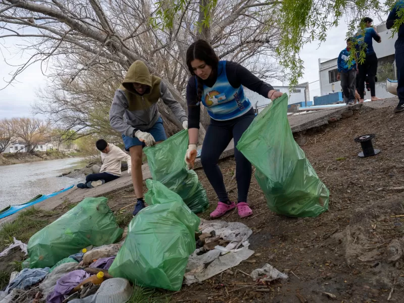 Retiraron m&aacute;s de dos toneladas de residuos del R&iacute;o Chubut