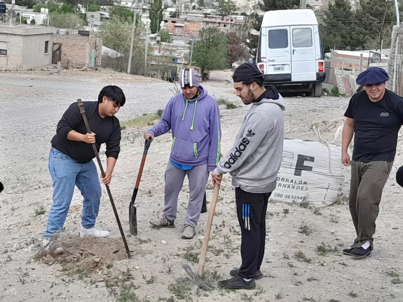 Jóvenes de barrio Corradi plantaron arbolitos
