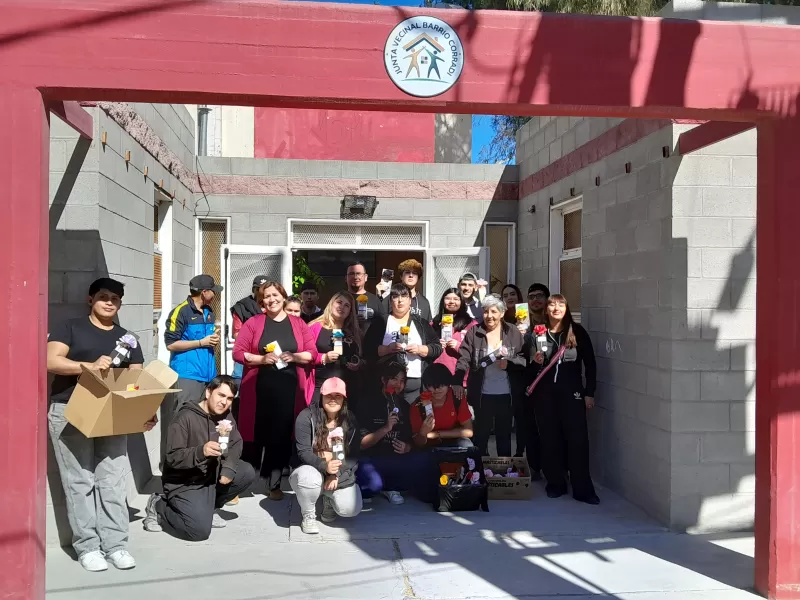 Jóvenes de Corradi entregaron obsequio a madres del barrio