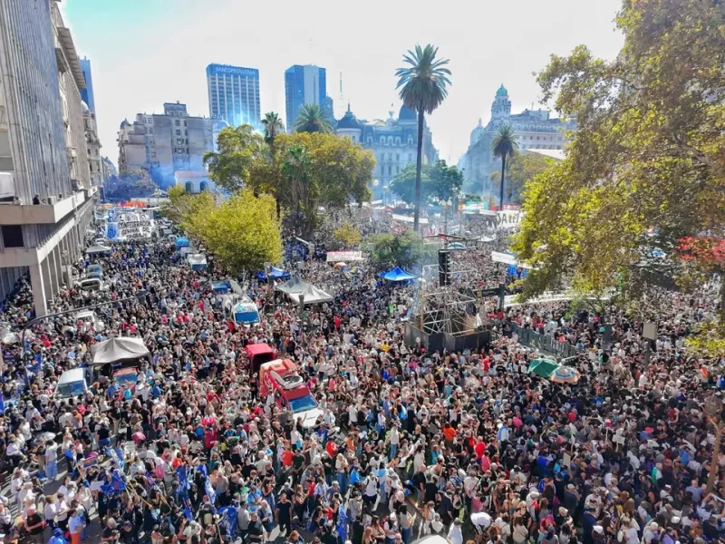 Una multitud conmemor&oacute; el D&iacute;a de la Memoria en Plaza de Mayo