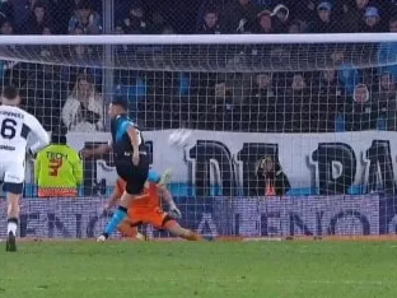 Racing erró un penal en el final y dejó pasar la chance de ser primero