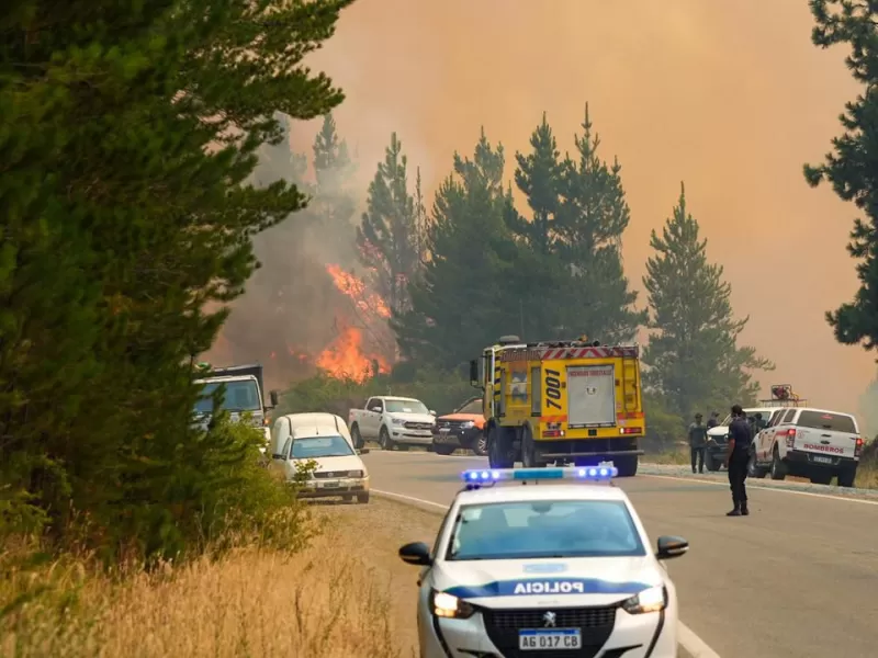 Provincia refuerza el operativo contra el incendio en Puerto Patriada