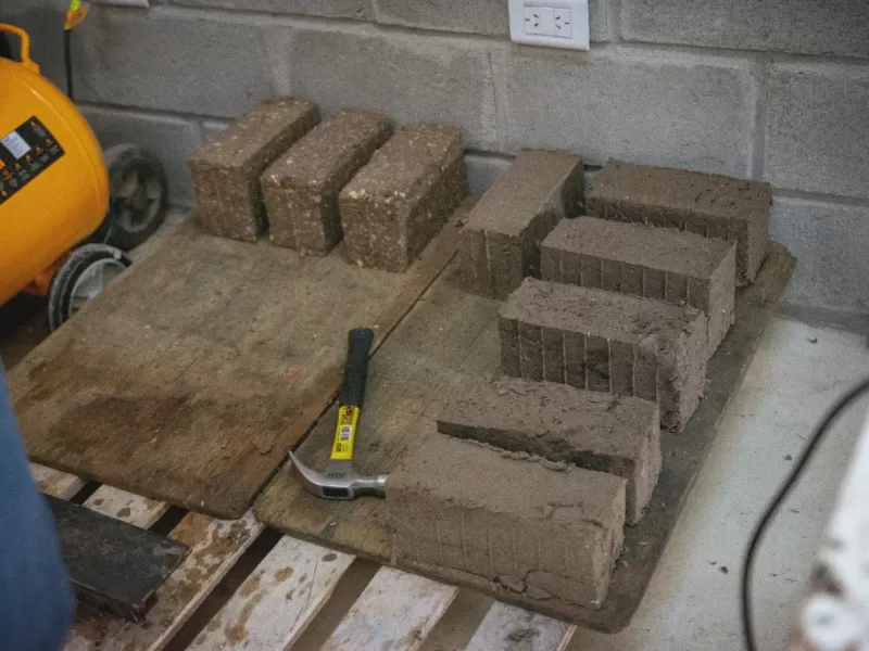La ADER inició la producción de ladrillos ecológicos