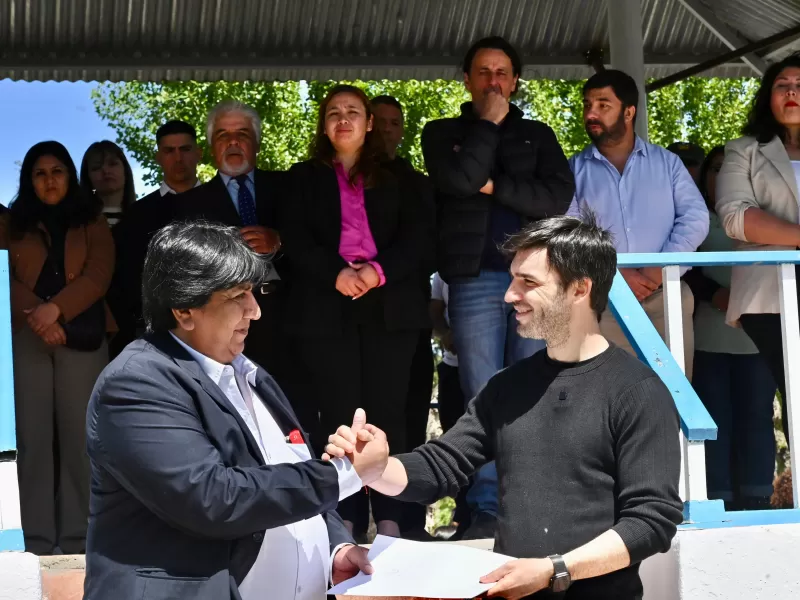 Torres firmó contratos para construir nuevas viviendas y ampliar las redes eléctrica y de gas