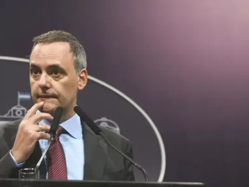 Adorni, en el ojo de la tormenta