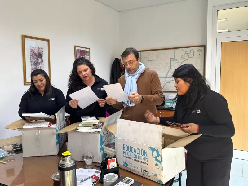 Entrega de libros a bibliotecas populares de Puerto Madryn