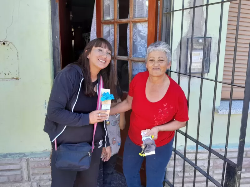 Jóvenes de Corradi entregaron obsequio a madres del barrio