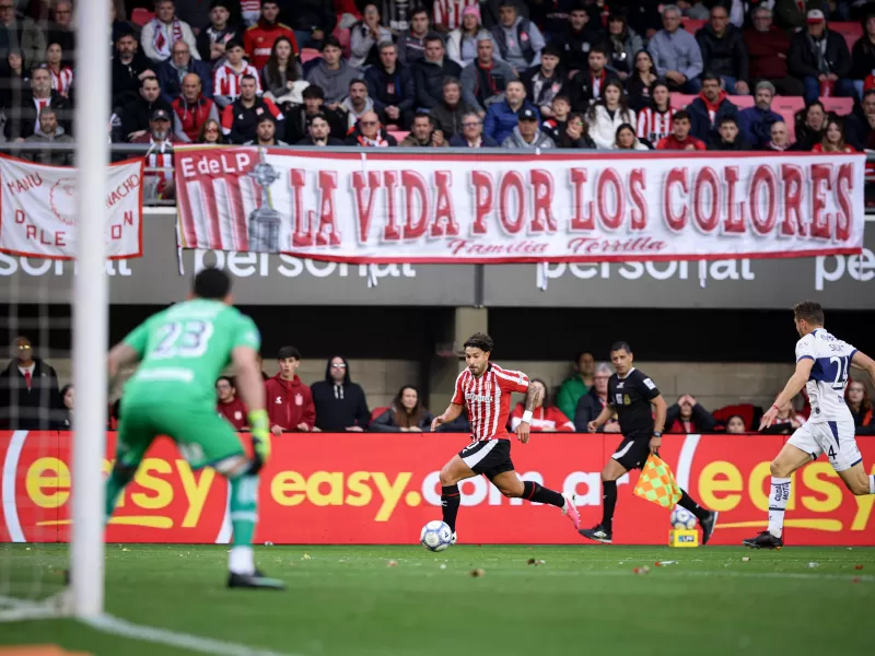 Estudiantes gole&oacute; en el cl&aacute;sico y estira su paternidad