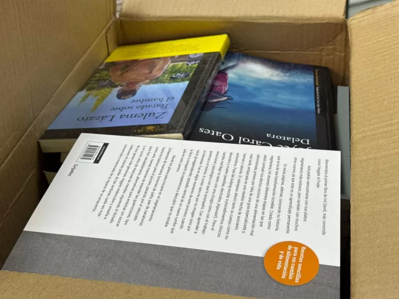 Entrega de libros a bibliotecas populares de Puerto Madryn