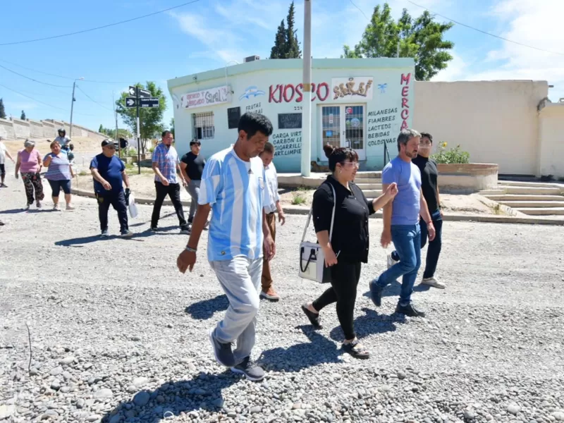 Merino recorrió barrio Corradi: visitó comercios, la vecinal y conversó con vecinos