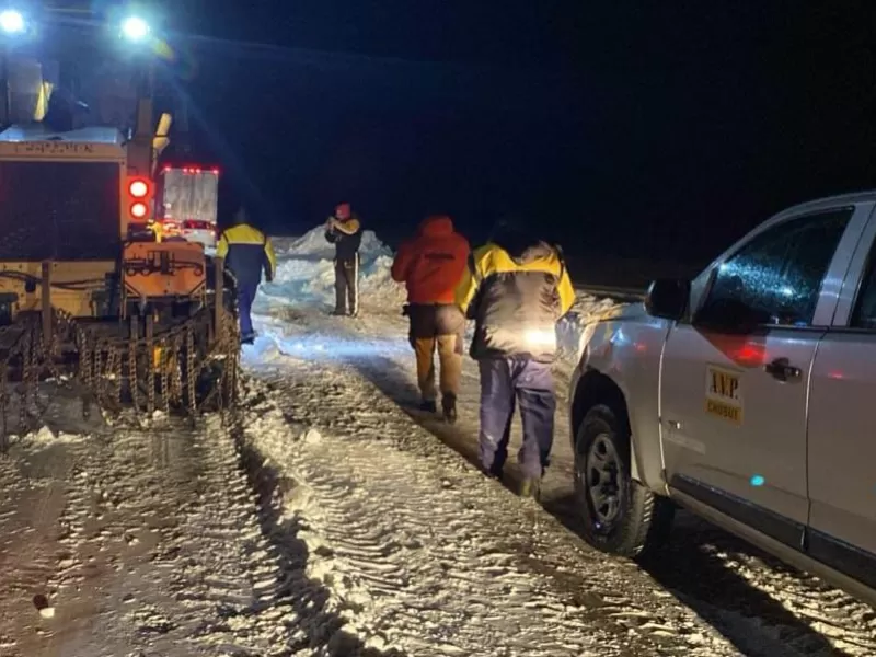 Fueron rescatados más de 200 vehículos varados en la ruta 3 por las fuertes nevadas en Chubut