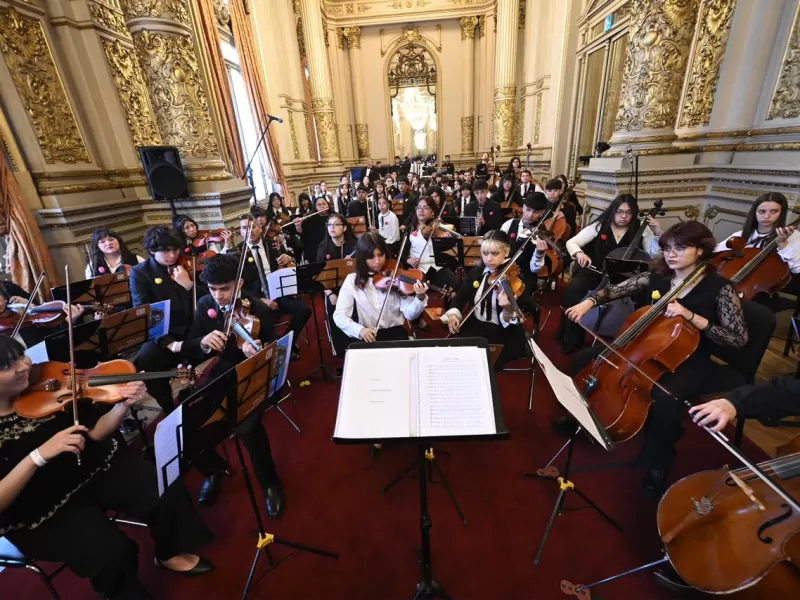Torres acompa&ntilde;&oacute; a la Orquesta del barrio INTA en el Teatro Col&oacute;n