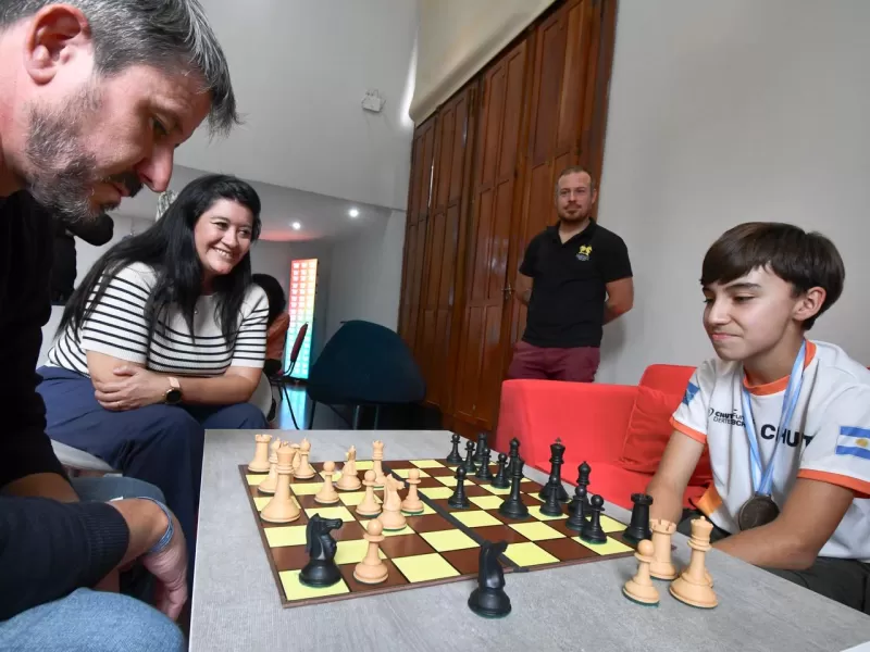 Merino recibi&oacute; al reciente campe&oacute;n argentino de ajedrez Alfonso Uzcud&uacute;n