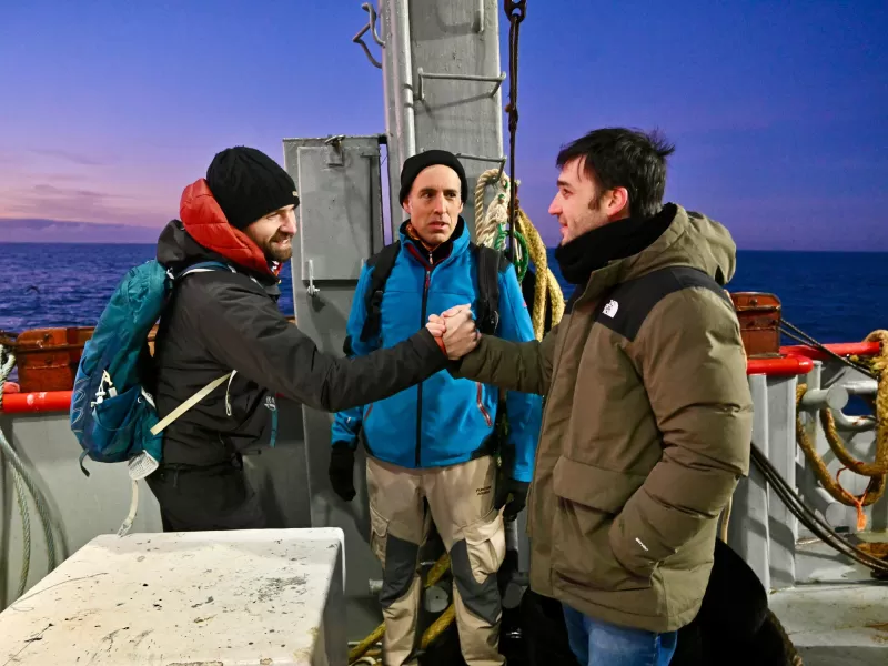 Torres participó de la instalación de una boya oceanográfica en Rawson junto a investigadores de la UNPSJB