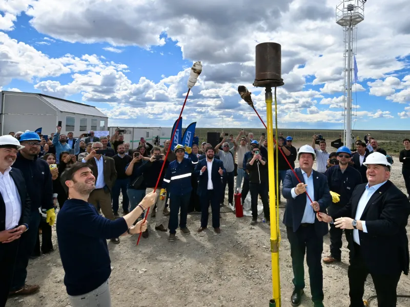 Torres y Weretilneck inauguraron la Planta Compresora Holdich