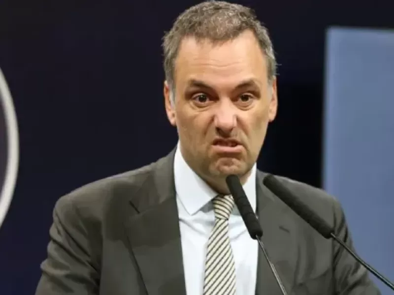 Fin: renunci&oacute; Adorni