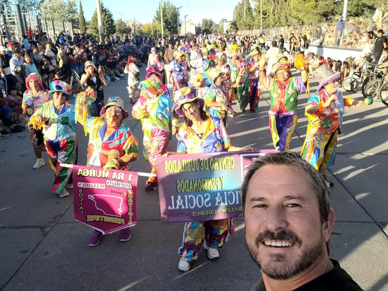 M&aacute;s de 10 mil personas celebraron el Festival del Carnaval y el Canto en la Pista Municipal