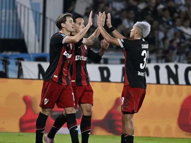 River capitaliz&oacute; los errores de Racing y se qued&oacute; con el cl&aacute;sico