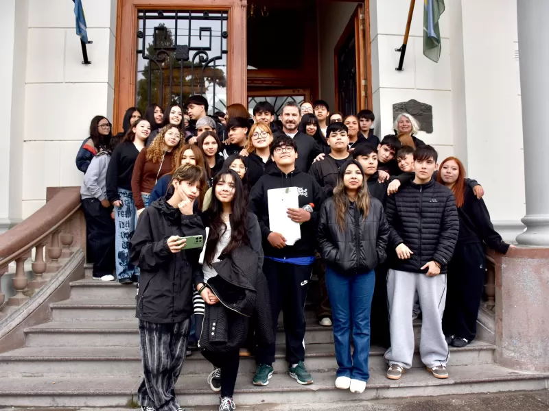 Merino recibi&oacute; a estudiantes de la Escuela N&deg; 712