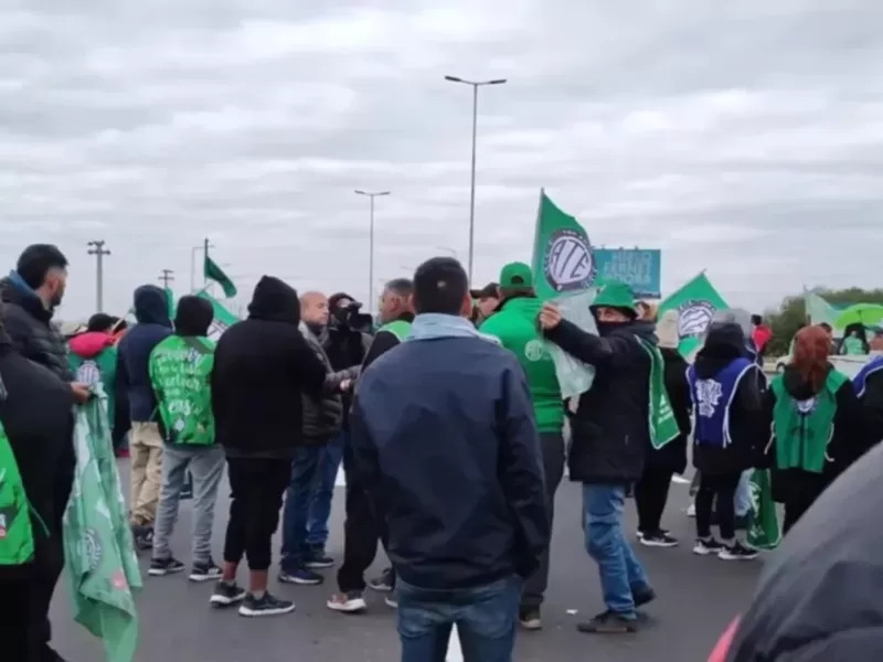 Incidentes a la llegada de Milei: Gendarmería desalojó el bloqueo de ATE en el acceso al aeropuerto