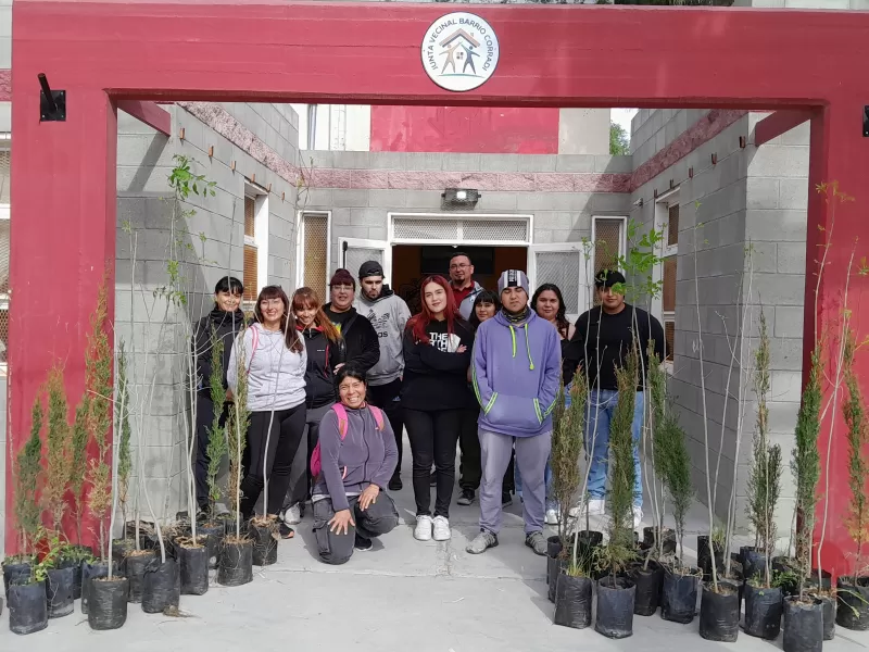 Jóvenes de barrio Corradi plantaron arbolitos