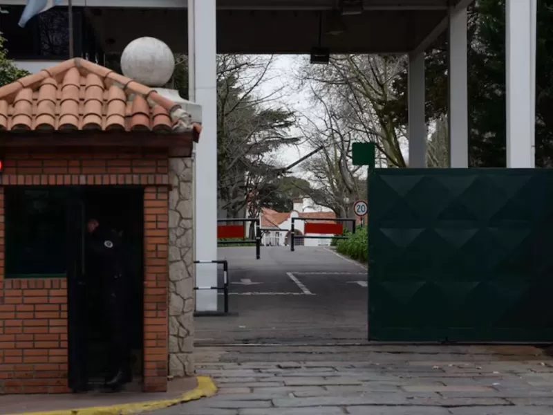 Pagano denuncia una "cortina de humo" con los despidos en Olivos