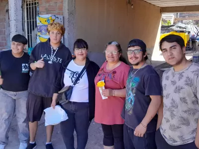 Jóvenes de Corradi entregaron obsequio a madres del barrio
