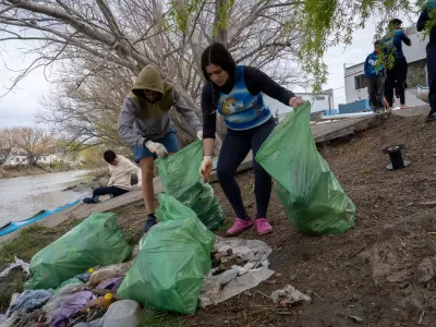 Retiraron m&aacute;s de dos toneladas de residuos del R&iacute;o Chubut