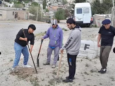 Jóvenes de barrio Corradi plantaron arbolitos