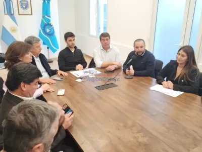 Torres anunció el dragado del puerto de Rawson y la construcción de defensas costeras