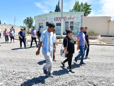 Merino recorrió barrio Corradi: visitó comercios, la vecinal y conversó con vecinos