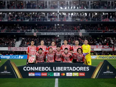 Estudiantes no lo defini&oacute; e igual&oacute; con Corinthians