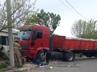 Camión fuera de control impactó contra el frente de dos casas