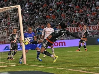 Unión y River definen al rival de Racing