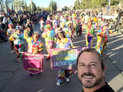 M&aacute;s de 10 mil personas celebraron el Festival del Carnaval y el Canto en la Pista Municipal