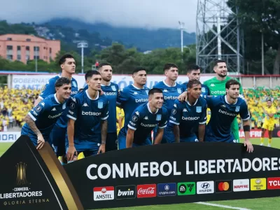 Racing recuperó la sonrisa y lidera su grupo