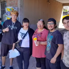 Jóvenes de Corradi entregaron obsequio a madres del barrio