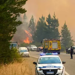 Provincia refuerza el operativo contra el incendio en Puerto Patriada