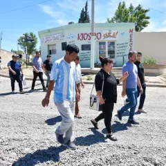 Merino recorri&oacute; barrio Corradi: visit&oacute; comercios, la vecinal y convers&oacute; con vecinos